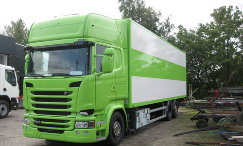 Grøn og hvid lakering af lastbil
