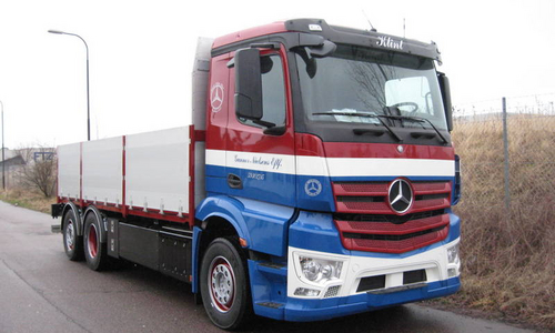 Blå og rød lakering af lastbil