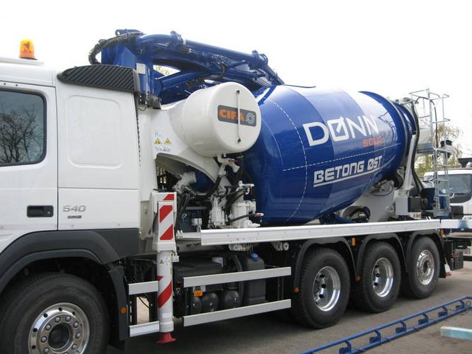 Blå lakering af lastbil med cementblander