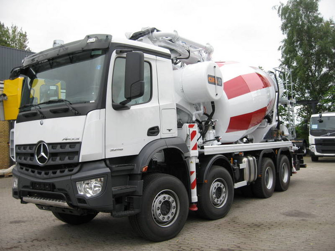 Rød og hvid lakering af lastbil med cementblander 