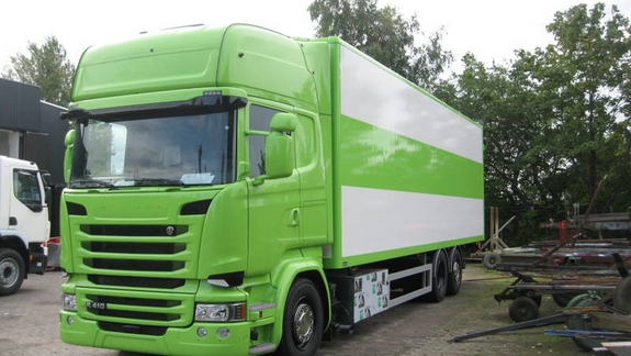 Grøn og hvid lakering af lastbil