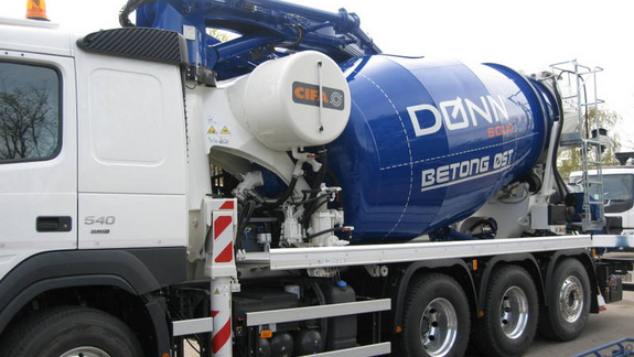 Blå lakering af lastbil med cementblander