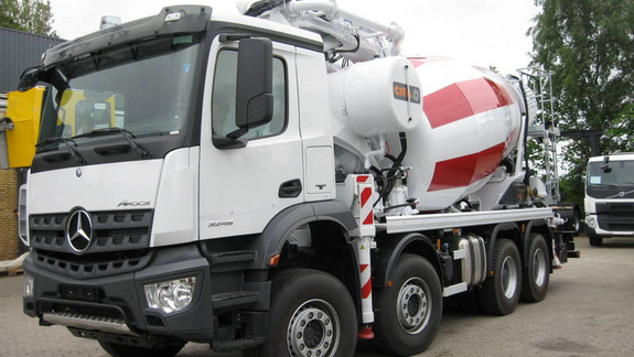 Rød og hvid lakering af lastbil med cementblander